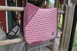 HKM Schabrak Othello Vinröd Dressyr Full