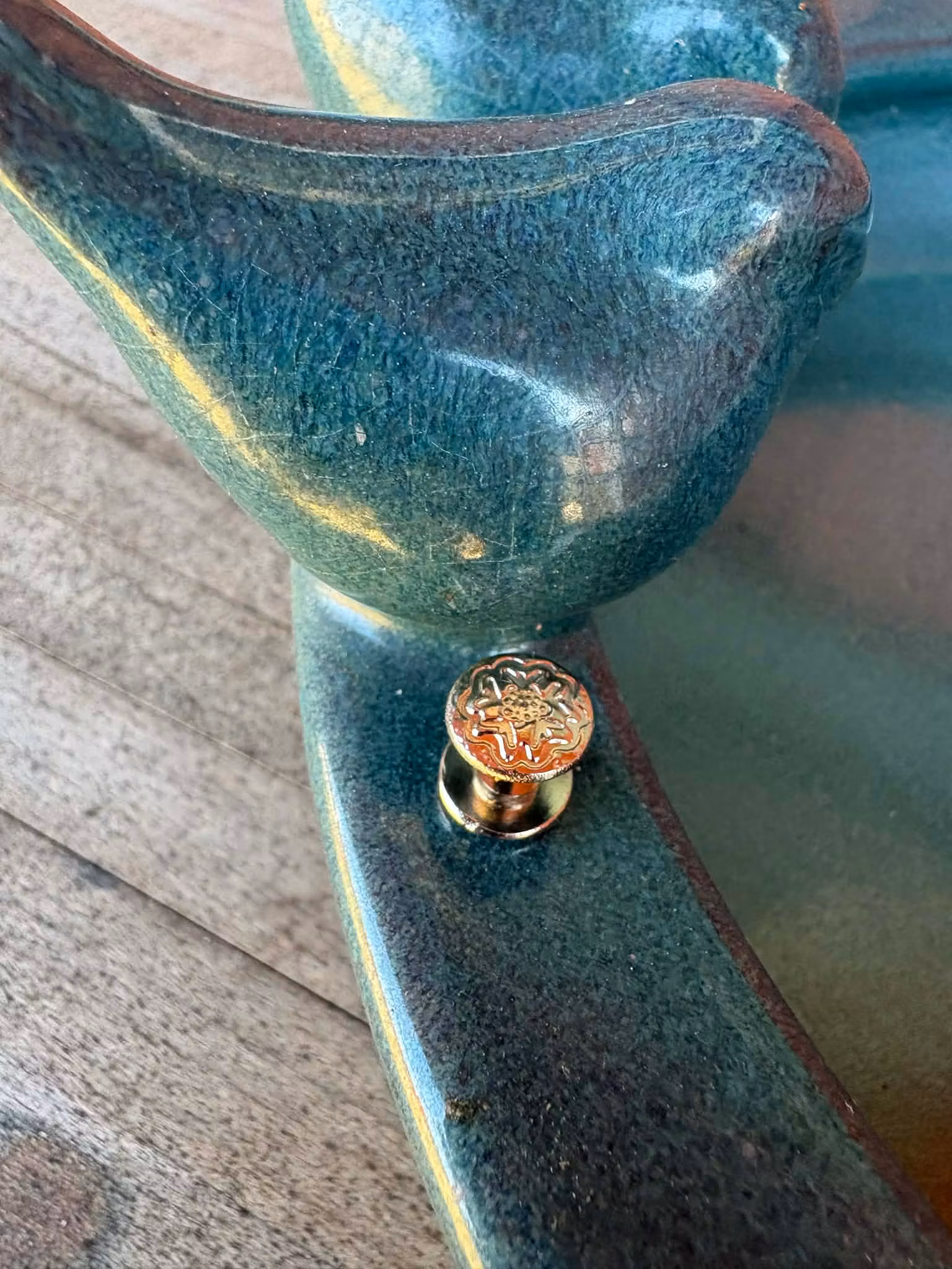 Chicago Screw short, embossed