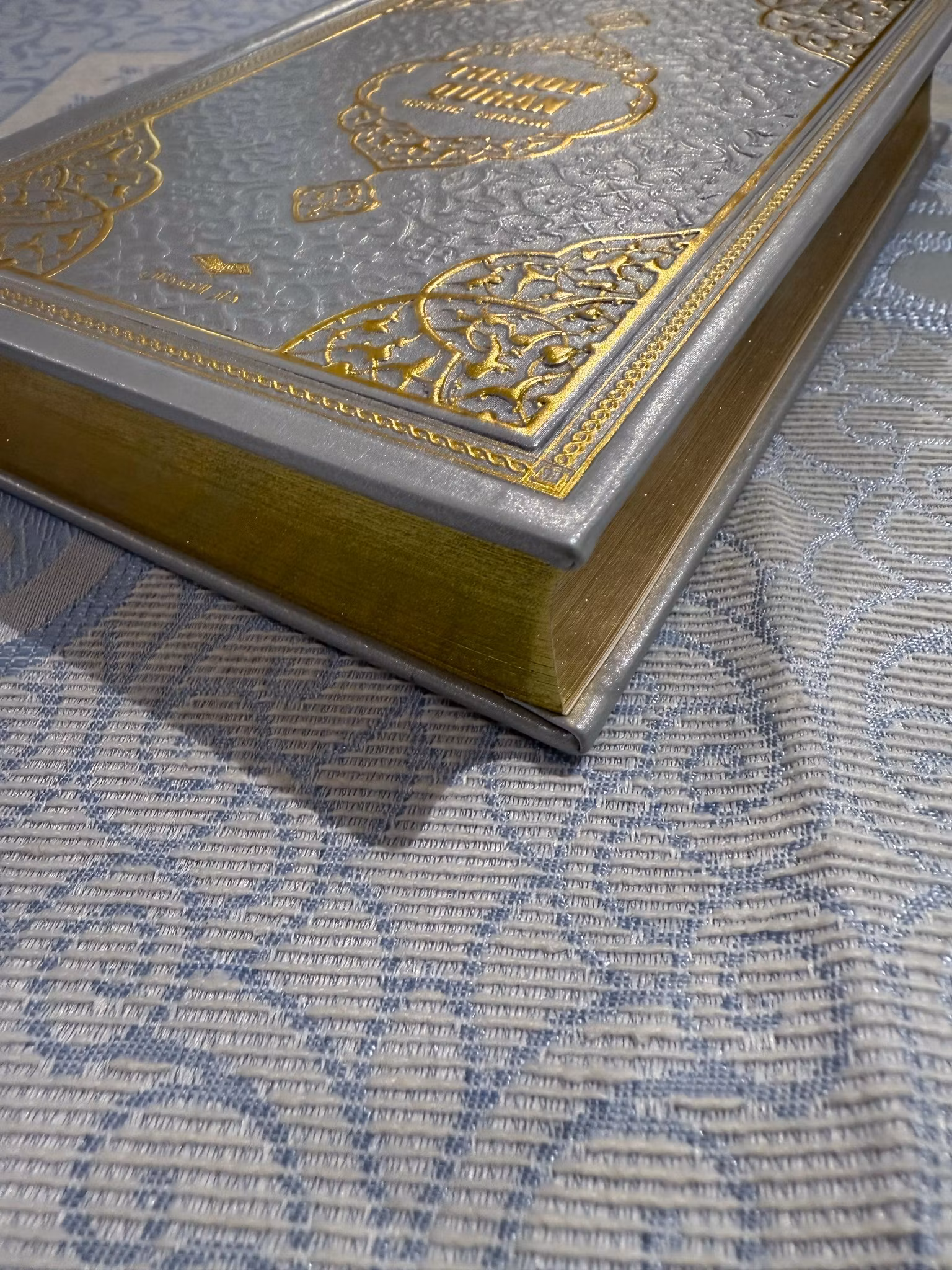 Holy quran grå