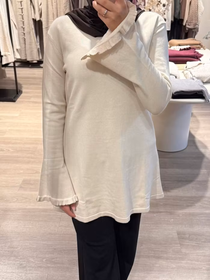 Genser med volangermer beige