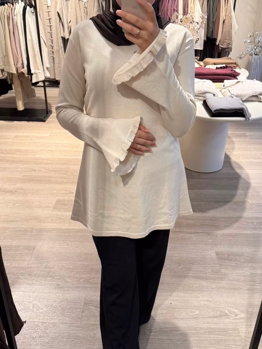Genser med volangermer beige