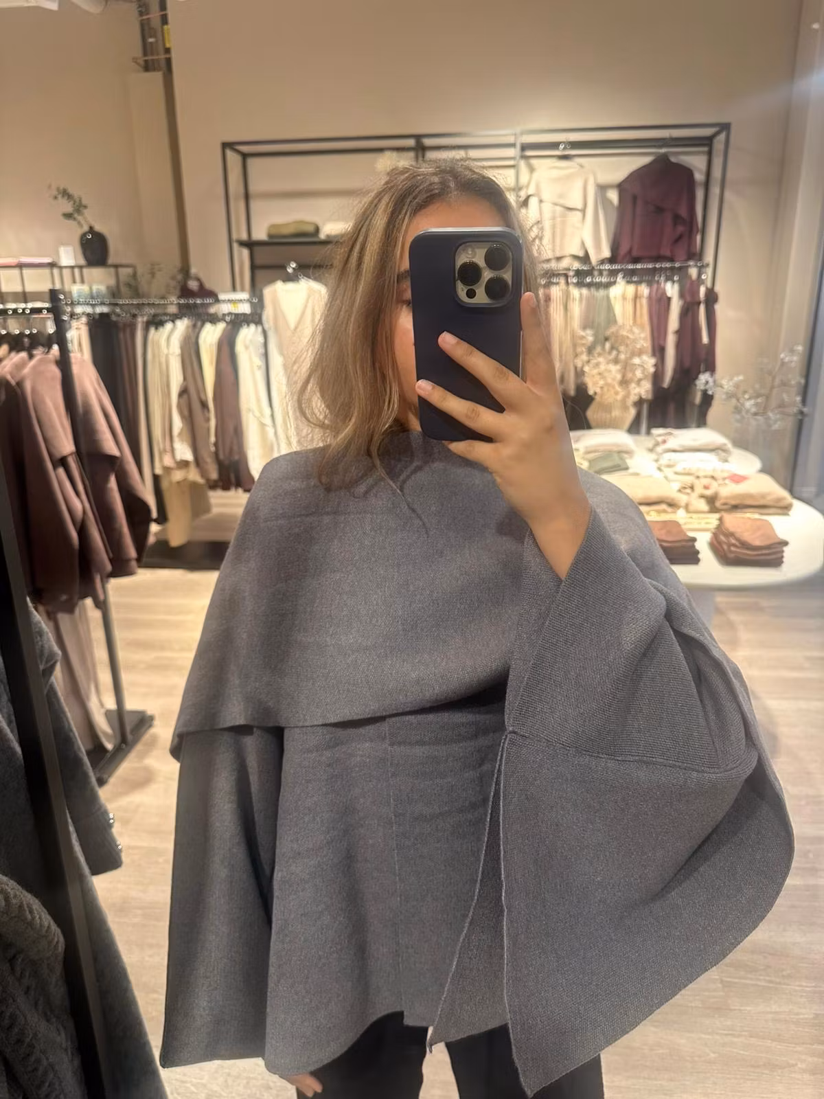 JAKKE MED SKJERF GRÅ