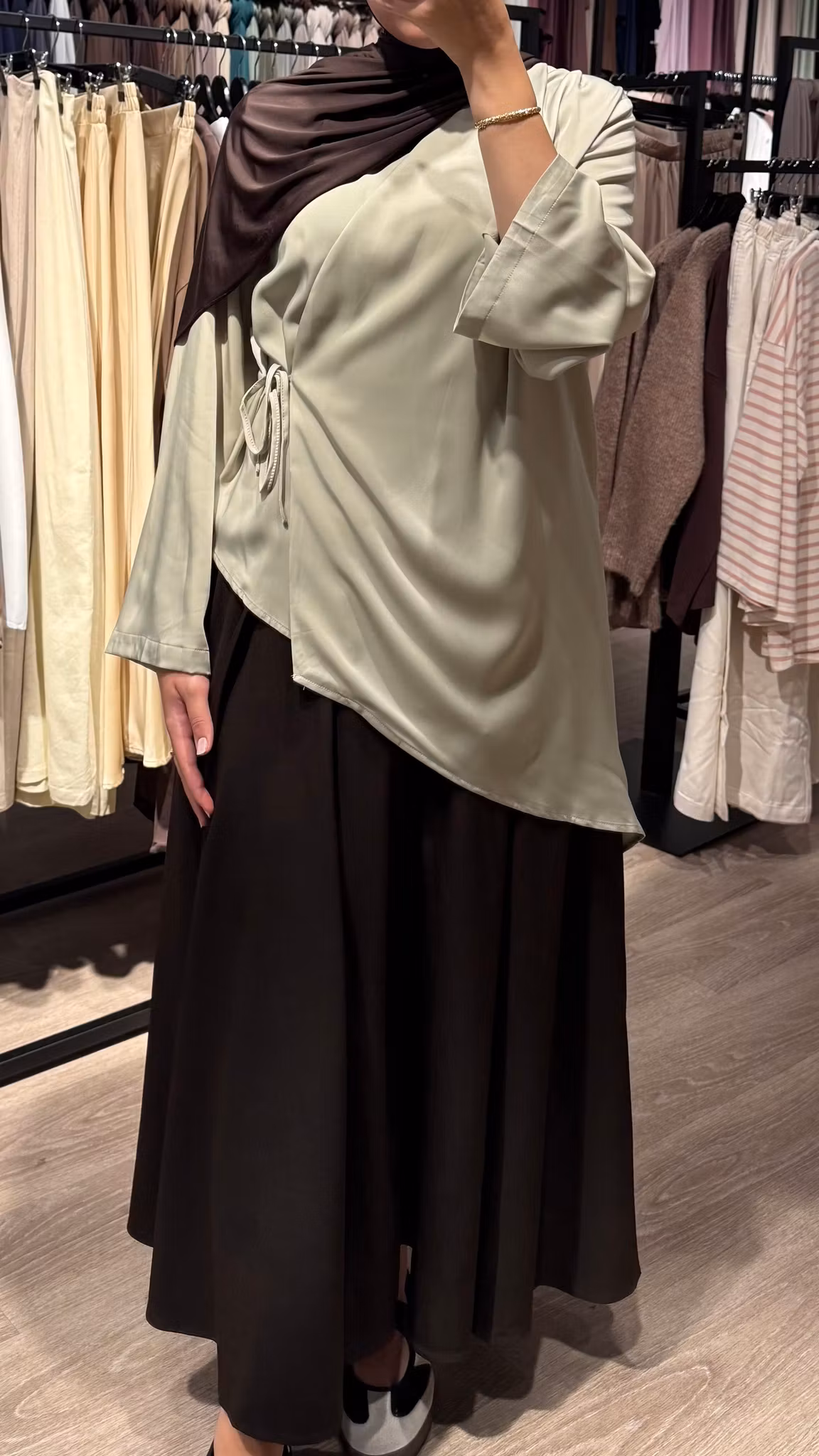 ASYMMETRISK TOPP MED KNYTING - SAGE