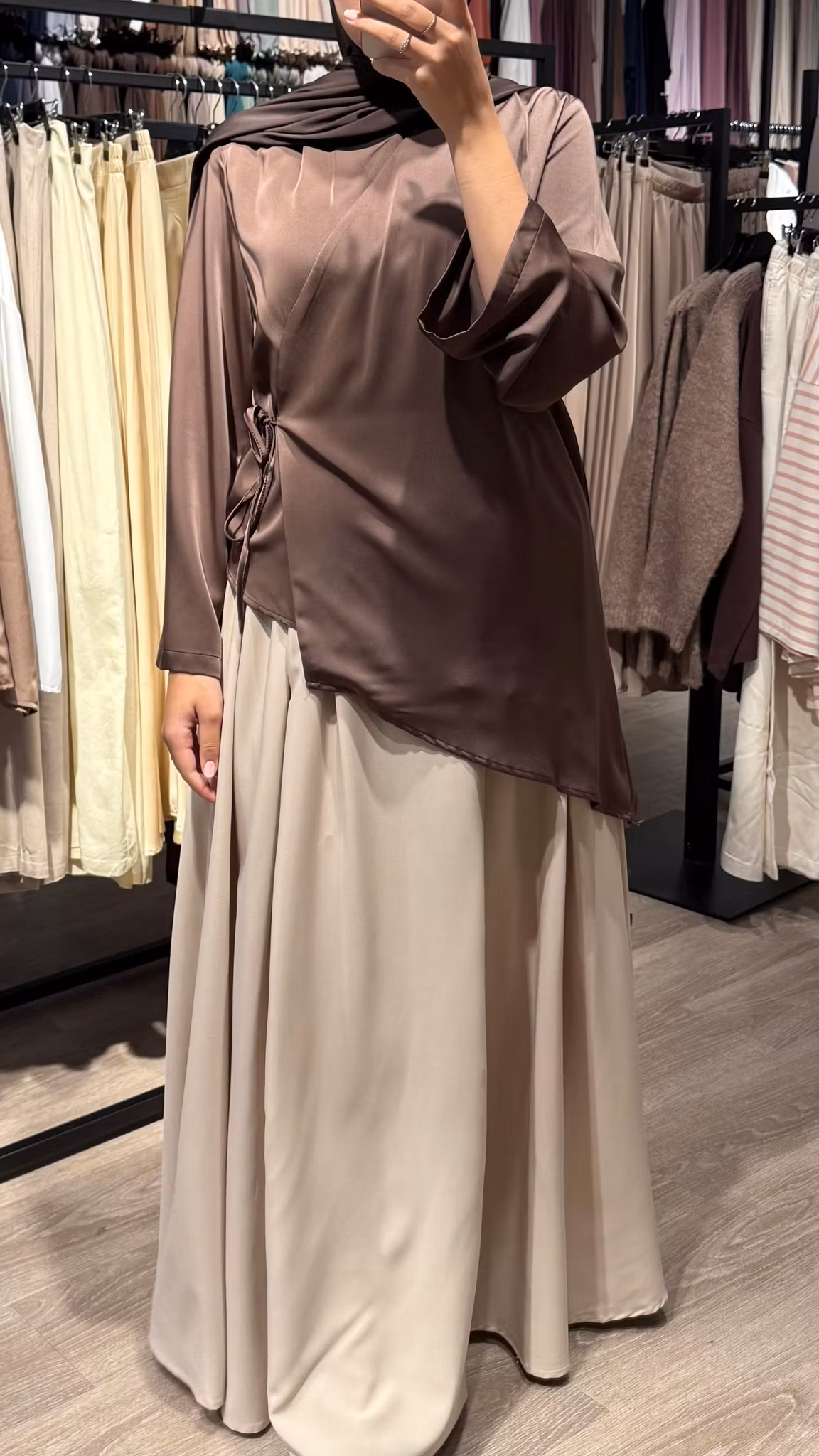 ASYMMETRISK TOPP MED KNYTING - BRUN