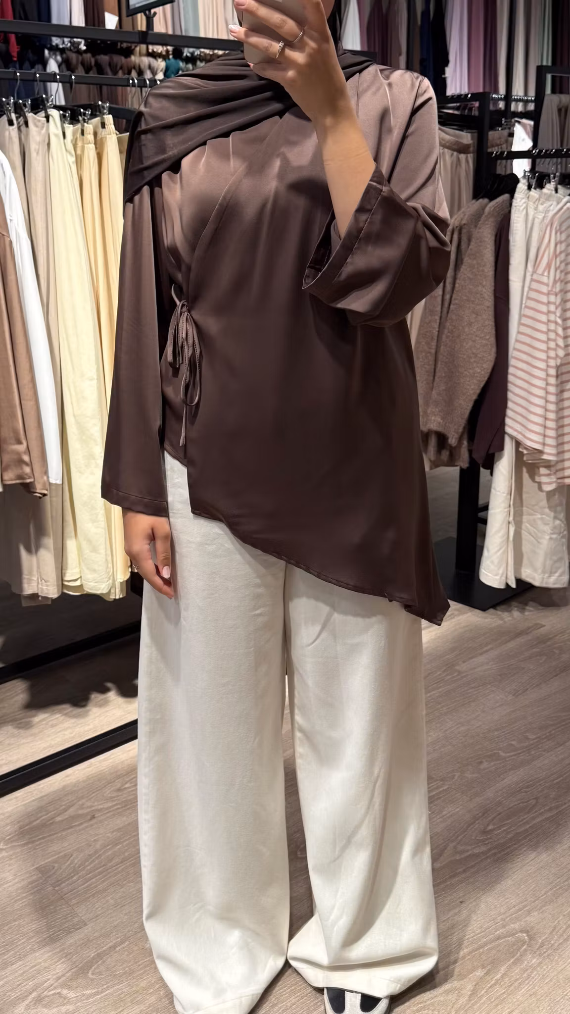 ASYMMETRISK TOPP MED KNYTING - BRUN
