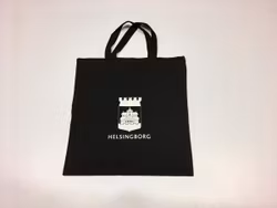 Svart tygkasse med kort handtag
