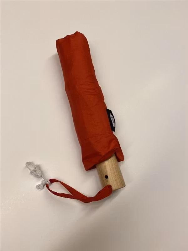 Rött hopfällbart paraply