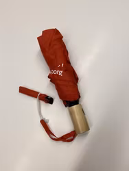 Rött hopfällbart paraply