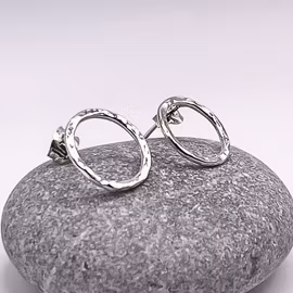 ÖRHÄNGEN HAMRAD RING SMÅ