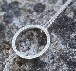 HALSBAND MED STOR RING