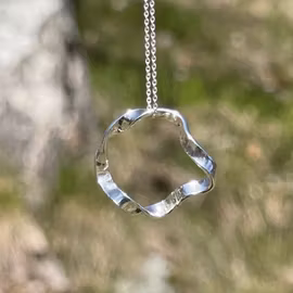 HALSBAND ”BLOMMA”.