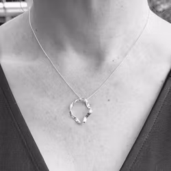 HALSBAND ”BLOMMA”.