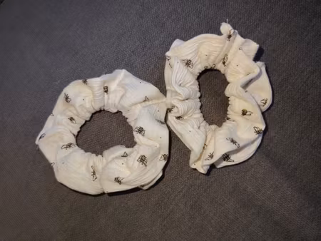 Hårstrikk scrunchies bier