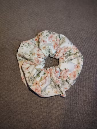 Hårstrikk scrunchie rosablomster