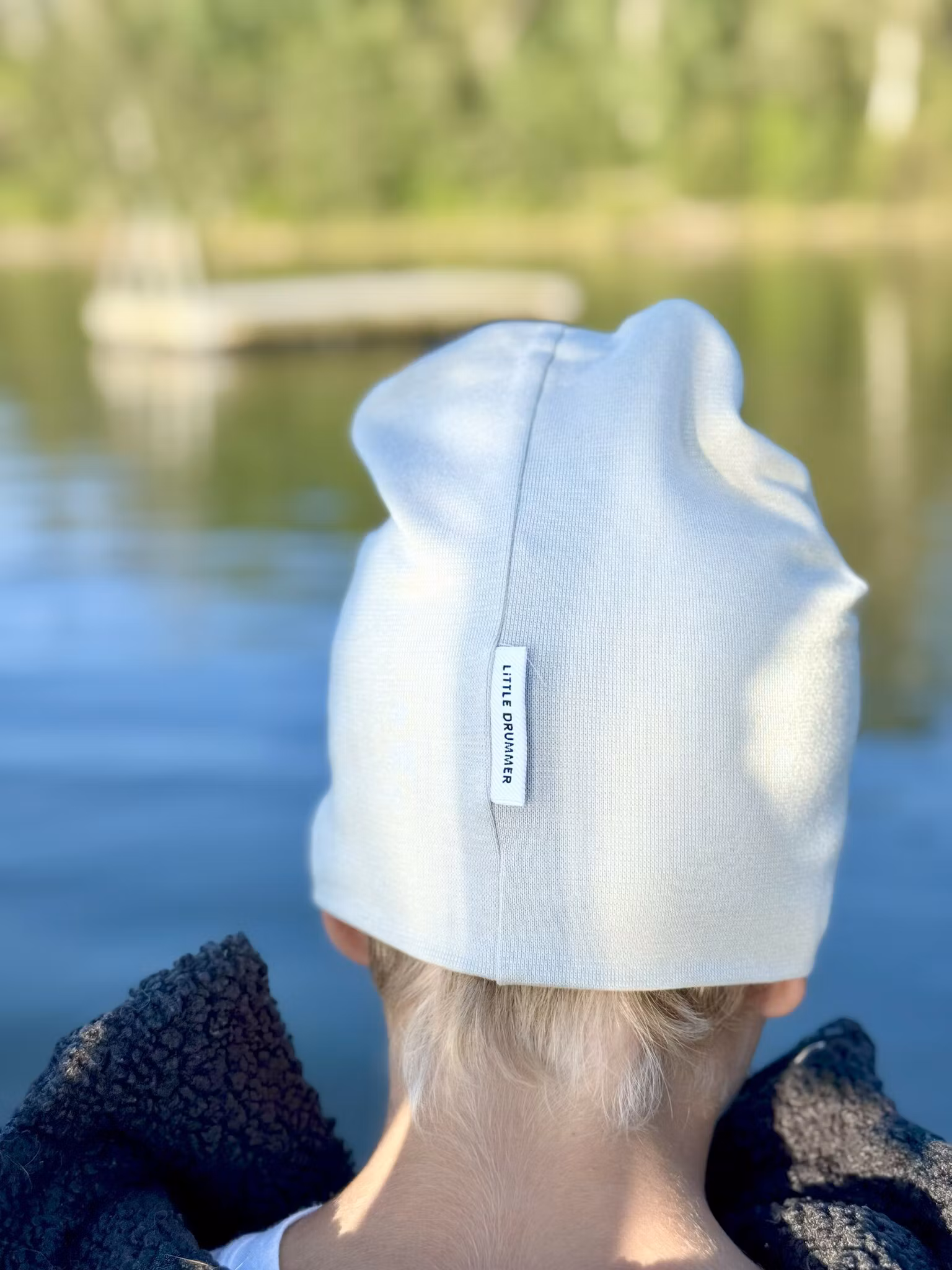 Ribbad mössa grå