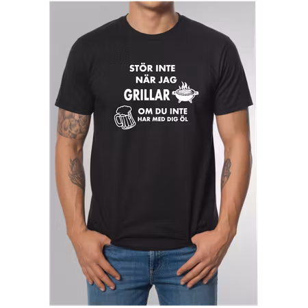 T-shirt med tryck – Stör mig inte när jag grillar om du inte har med dig öl