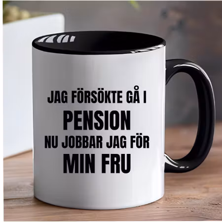 Rolig Mugg – Jag försökte gå i pension men nu jobbar jag åt min fru