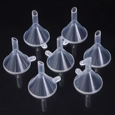 Tratt liten i plast blandade färger