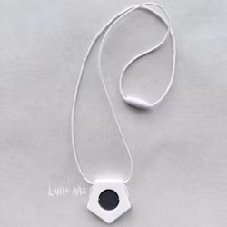 AMNINGSHALSBAND SiliMAMA - GEO - white