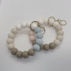 NYCKELARMBAND med silikonpärlor