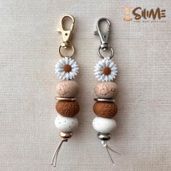 NYCKELRING FLORAL EMBOSSED tan