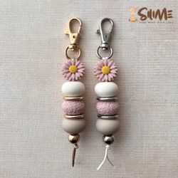 NYCKELRING FLORAL EMBOSSED nude