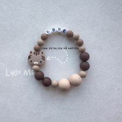 ARMBAND Twist a pet med NAMN Cappuccino/Brown (3+)