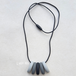 AMNINGSHALSBAND Silimama - "Love you to the moon and back"/ Grey- Black