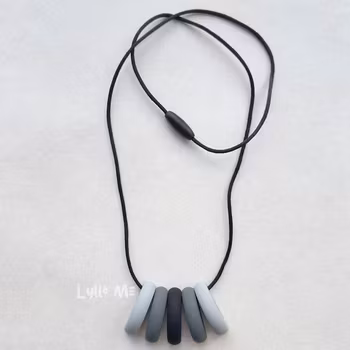 AMNINGSHALSBAND Silimama - "Love you to the moon and back"/ Grey- Black