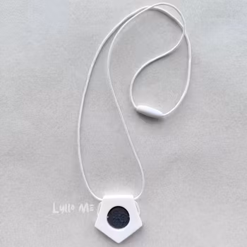 AMNINGSHALSBAND SiliMAMA - GEO - white
