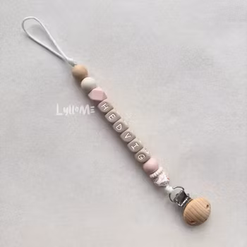 Napphållare med namn -Taupe/Rosa mönstrad