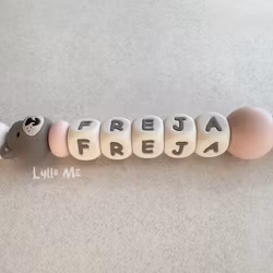 Pacifier holder with the name Lilla Björnen Taupe/Light Pink/Cream