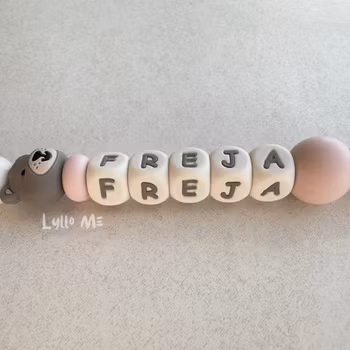 Napphållare med namn Lilla Björnen Taupe/Light Pink/Cream