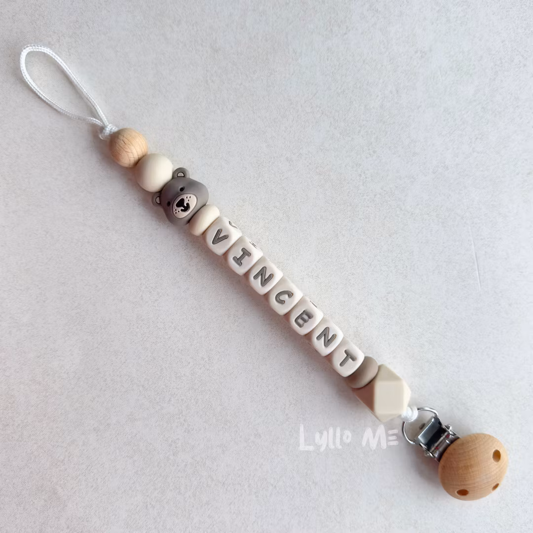 Napphållare med namn Lilla Björnen Taupe/linnen/Cream