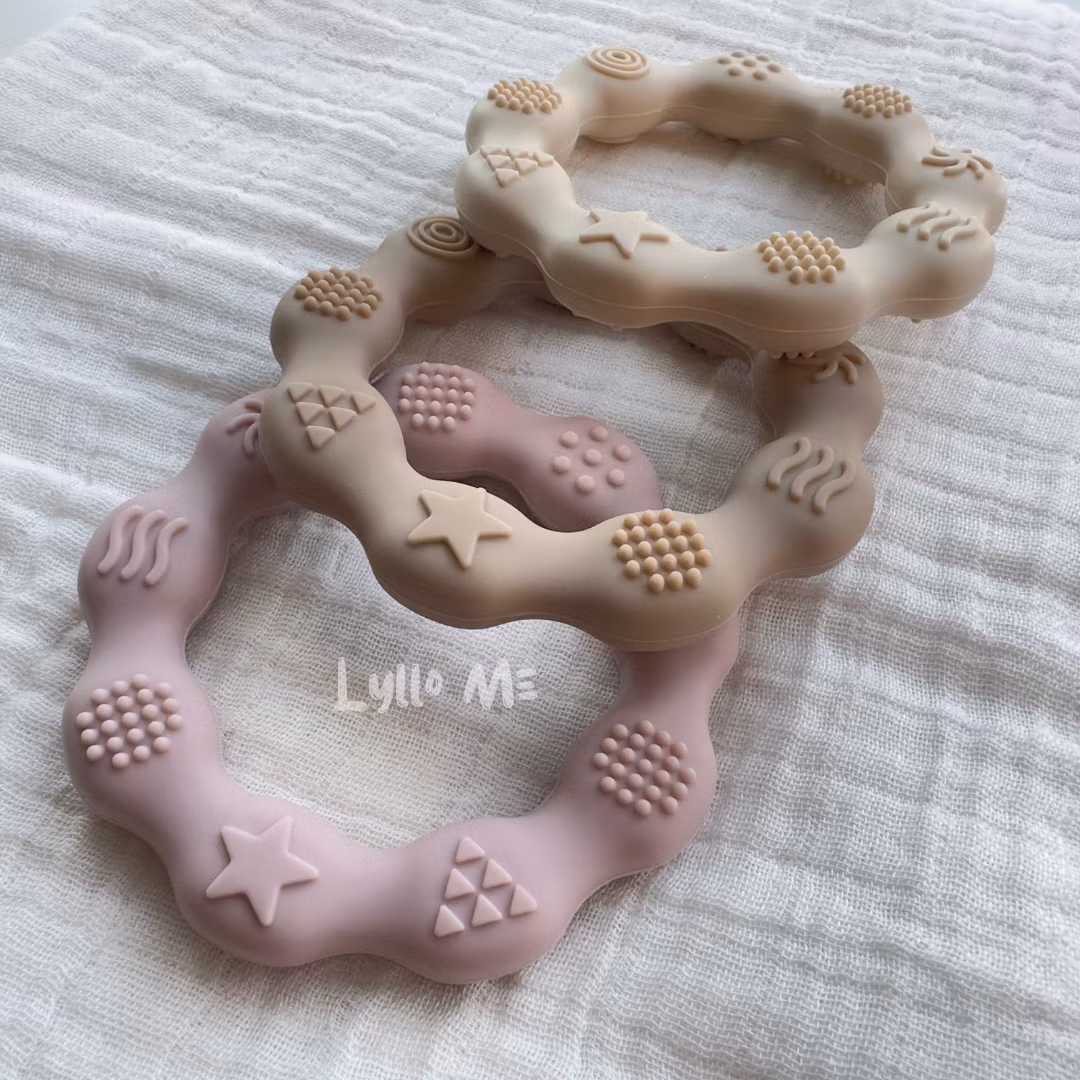 TEETHING  FIGURE IN SILICONE - RING WITH STRUCTURE - SOFT BROWN