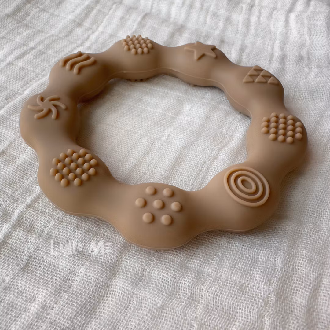 TEETHING  FIGURE IN SILICONE - RING WITH STRUCTURE - SOFT BROWN