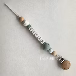 Napphållare med namn - LITTLE BIRD- LIGHT GREEN/ Cream