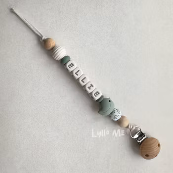 Napphållare med namn - LITTLE BIRD- LIGHT GREEN/ Cream