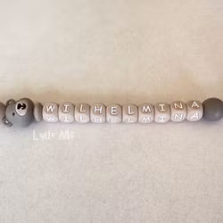 Napphållare med namn Lilla Björn Taupe / Taupe 10mm (8-10 bokstäver)