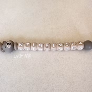 Napphållare med namn Lilla Björn Taupe / Taupe 10mm (8-10 bokstäver)