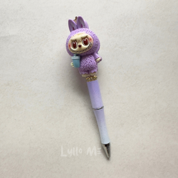 PENNA MED PÄRLOR -  "Labubu" - Lilac