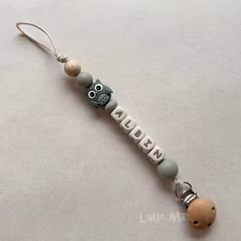 Napphållare med namn - OWL- LAUREL GREEN / CREAM