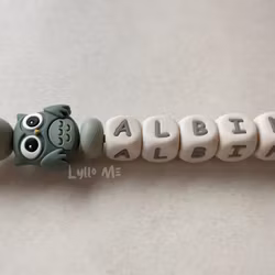 Napphållare med namn - OWL- LAUREL GREEN / CREAM
