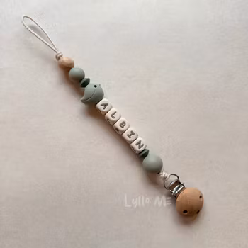 Napphållare med namn - LITTLE BIRD- LAUREL GREEN/ Cream