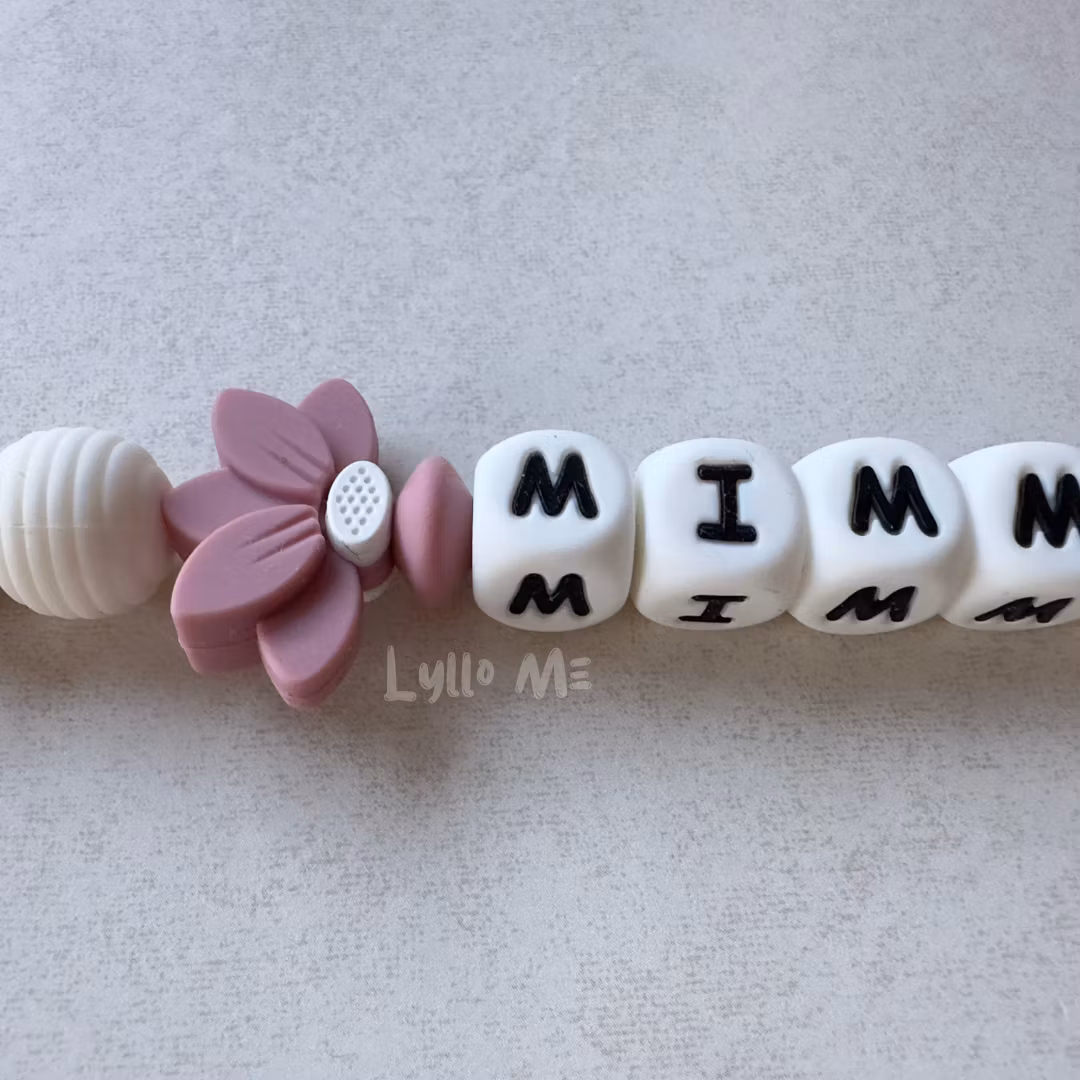 Napphållare med namn - HALF DAISY ROSE - WHITE (max 5 bokstäver)