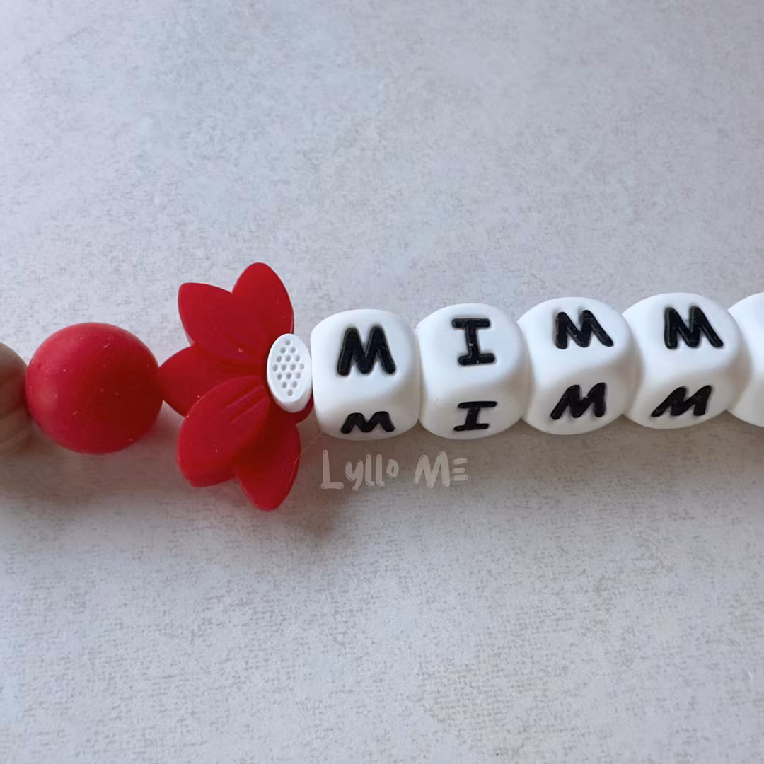 Napphållare med namn - HALF DAISY RED - WHITE (max 5 bokstäver)