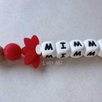 Napphållare med namn - HALF DAISY RED - WHITE (max 5 bokstäver)