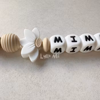 Napphållare med namn - HALF DAISY WHITE  - WHITE (max 5 bokstäver)