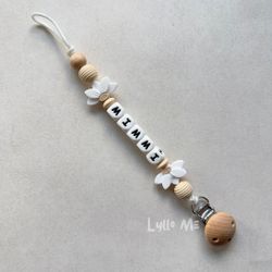 Napphållare med namn - HALF DAISY WHITE  - WHITE (max 5 bokstäver)