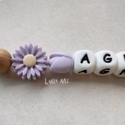 Pacifier holder with name DAISY Powder lilac / WHITE